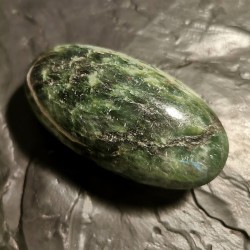 Jade néphrite d'Afghanistan - galet pièce unique 2 - chakra pistache
